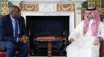 وزير الخارجية السعودي ونظيره البريطاني يتباحثان عبر الهاتف حول التطورات الأخيرة في المنطقة