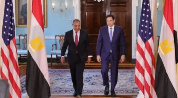 وزير الخارجية المصري يناقش مع نظيره الأمريكي أهمية الوصول إلى اتفاق دائم لوقف إطلاق النار في غزة.