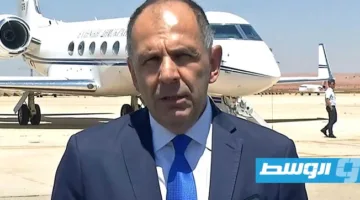 وزير الخارجية اليوناني يشارك تفاصيل حول محادثاته مع حفتر في بنغازي