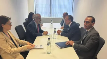 وزير الخارجية والهجرة يناقش مع نظيره البرتغالي تعزيز العلاقات الثنائية
