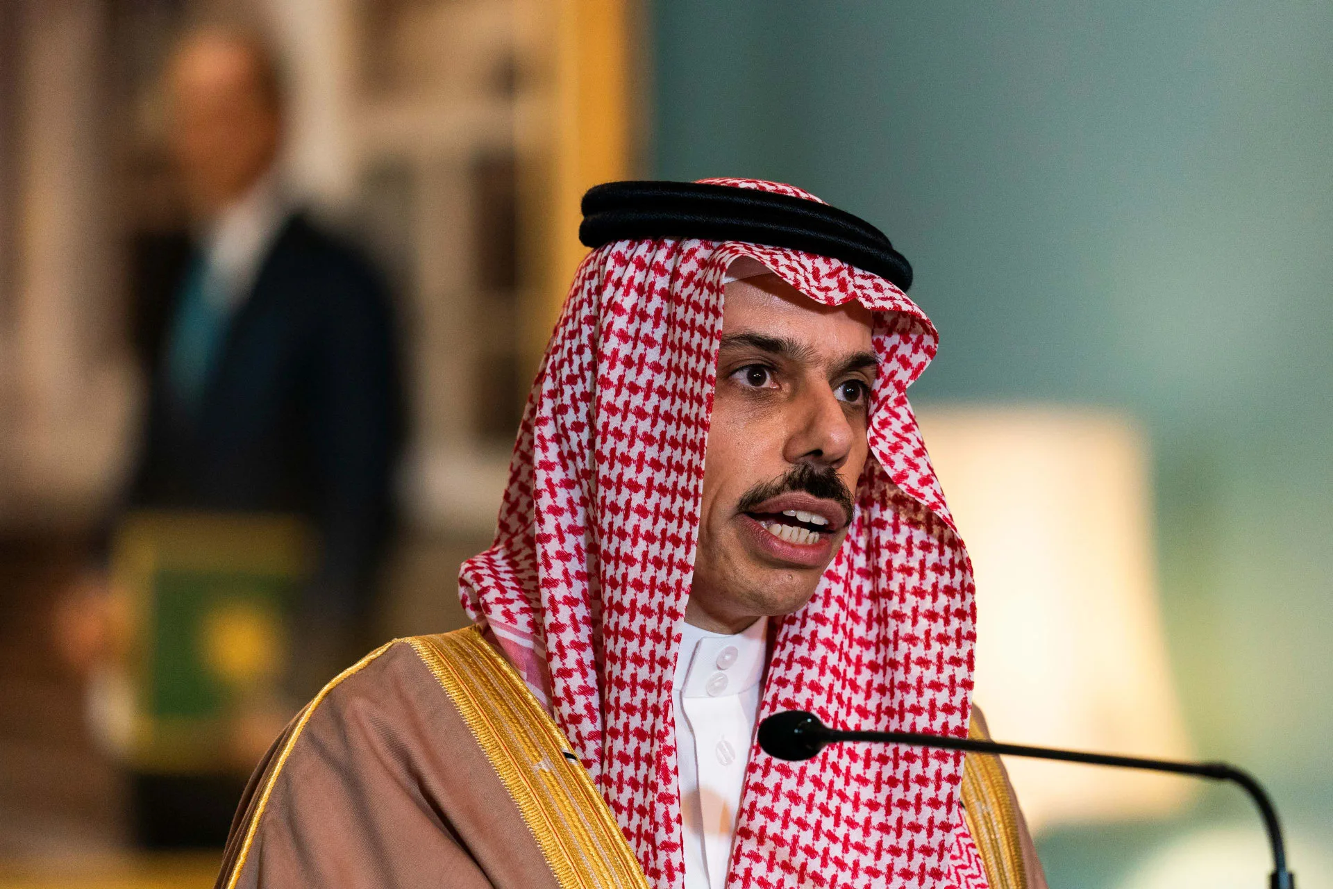 وزير الخارجية يتواصل مع نظيره البريطاني لمناقشة الأوضاع الإقليمية الحالية