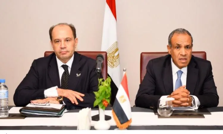 وزير الخارجية يعبر عن التزام الدولة بتعزيز قنوات الاتصال مع مواطنيها في الخارج