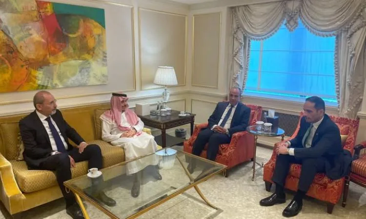 وزير الخارجية يلتقي نظراءه من قطر والأردن والسعودية لمناقشة خطوات إعادة إعمار غزة. وزير الخارجية يلتقي نظراءه من قطر والأردن والسعودية لمناقشة خطوات إعادة إعمار غزة.