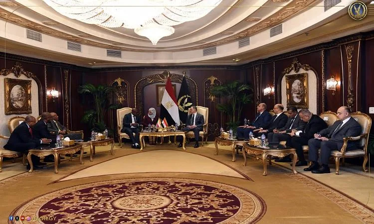 وزير الداخلية يناقش أوجه التعاون مع نظيره من جزر القمر وزير الداخلية يناقش أوجه التعاون مع نظيره من جزر القمر