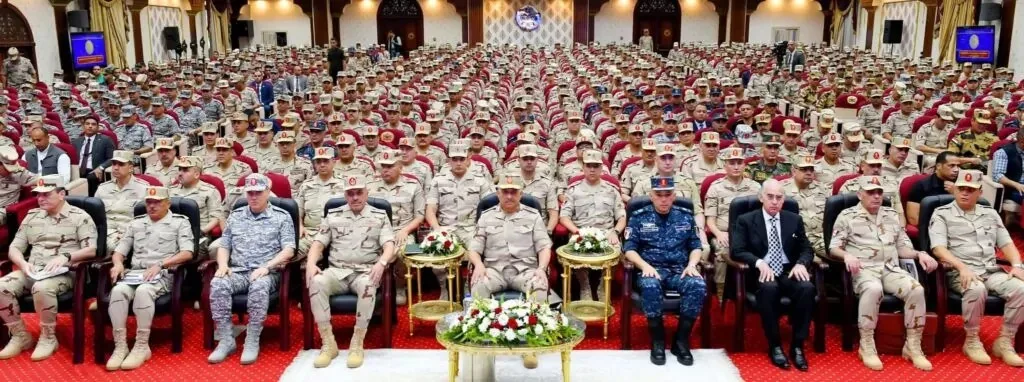 وزير الدفاع: القوات المسلحة مستعدة لردع أي شخص يحاول المساس بأمن مصر ومصالح شعبها. وزير الدفاع: القوات المسلحة مستعدة لردع أي شخص يحاول المساس بأمن مصر ومصالح شعبها.