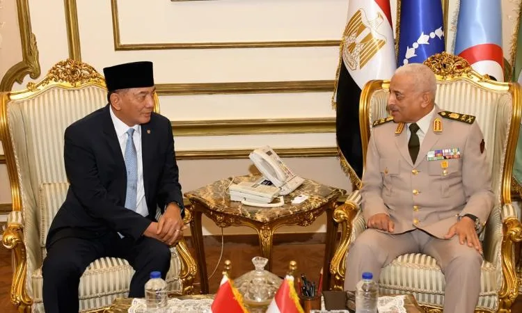 وزير الدفاع: ضرورة تنسيق الجهود وتعزيز آفاق التعاون العسكري مع إندونيسيا وزير الدفاع: ضرورة تنسيق الجهود وتعزيز آفاق التعاون العسكري مع إندونيسيا