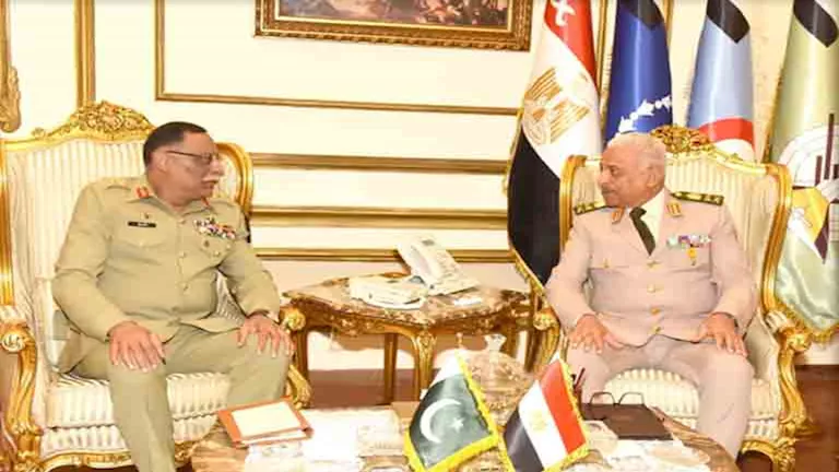 وزير الدفاع يجتمع برئيس الأركان المشتركة في باكستان – تفاصيل اللقاء