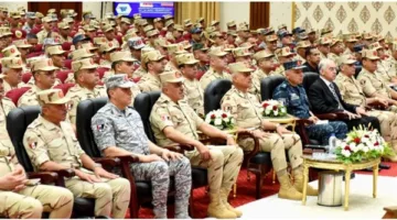 وزير الدفاع يلتقي بعدد من القادة والضباط في القوات المسلحة بالقيادة المركزية