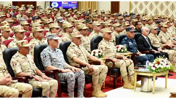 وزير الدفاع يلتقي بعدد من القادة والضباط في القوات المسلحة بالقيادة المركزية وزير الدفاع يلتقي بعدد من القادة والضباط في القوات المسلحة بالقيادة المركزية