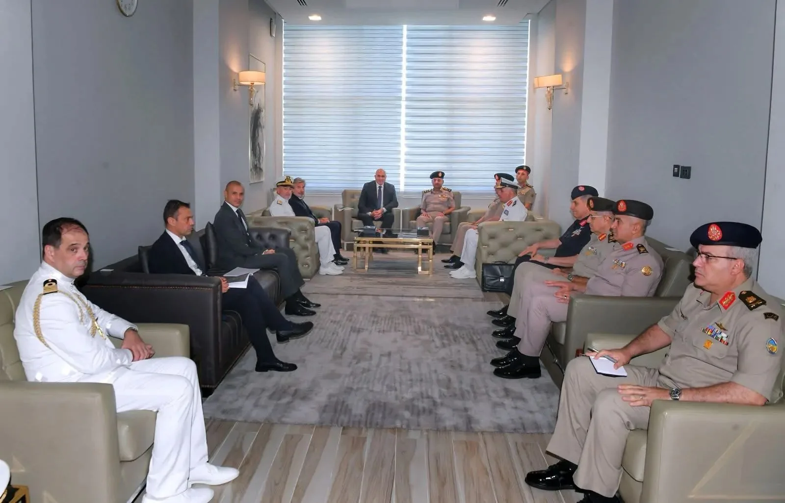 وزير الدفاع يلتقي نظيره الإيطالي لبحث قضايا التعاون العسكري وزير الدفاع يلتقي نظيره الإيطالي لبحث قضايا التعاون العسكري