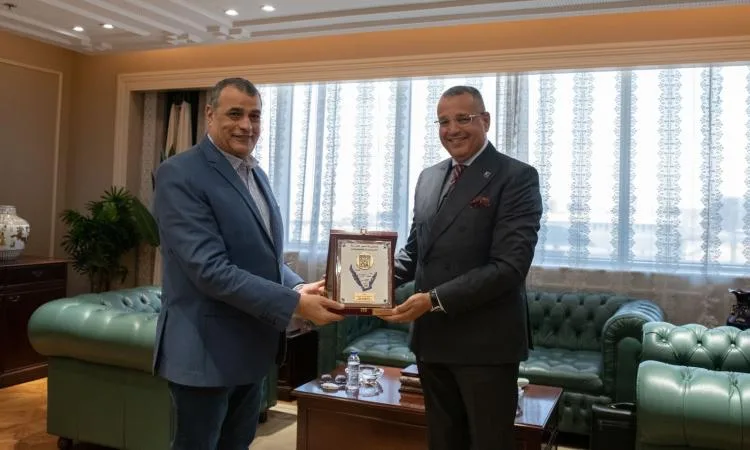 وزير الدولة للإنتاج الحربي ومحافظ جنوب سيناء يتناولان سبل تعزيز التعاون المشترك وزير الدولة للإنتاج الحربي ومحافظ جنوب سيناء يتناولان سبل تعزيز التعاون المشترك
