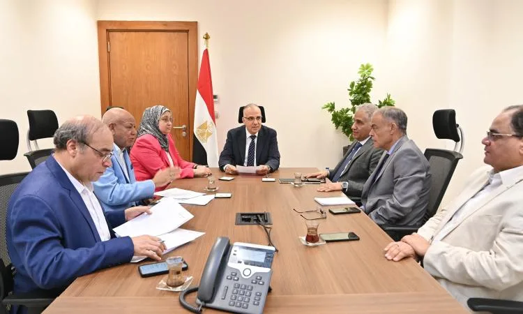 وزير الري يجتمع بعدد من أعضاء مجلس النواب لبحث طلبات المواطنين وزير الري يجتمع بعدد من أعضاء مجلس النواب لبحث طلبات المواطنين