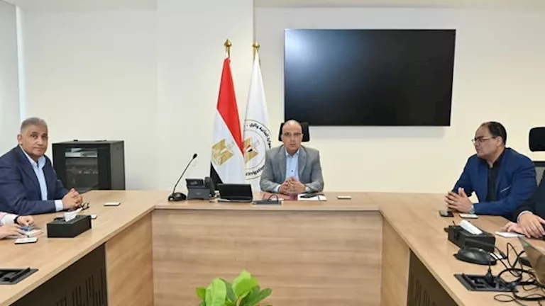 وزير الري يستعرض أفكار تحسين واجهات المدن الواقعة على ضفاف النيل وزير الري يستعرض أفكار تحسين واجهات المدن الواقعة على ضفاف النيل