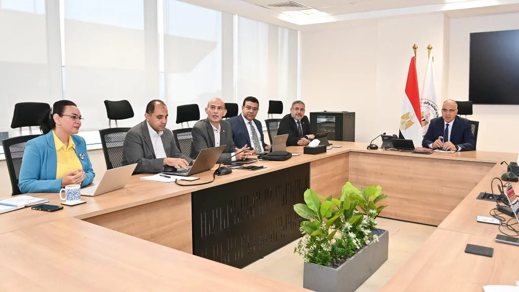 وزير الري يستعرض اقتراح “بحث استخدام تقنية المسح الثلاثي الأبعاد لتفقد القناطر والهياكل المائية”