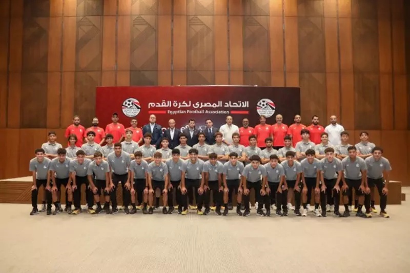 وزير الرياضة يؤكد ثقته في إمكانياتكم خلال زيارته لمعسكر منتخب الناشئين قبل البطولة العالمية وزير الرياضة يؤكد ثقته في إمكانياتكم خلال زيارته لمعسكر منتخب الناشئين قبل البطولة العالمية
