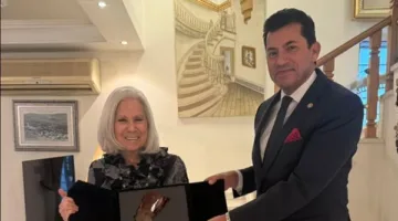 وزير الرياضة يمنح السفيرة هيفاء أبو غزالة تكريمًا لجهودها في جامعة الدول العربية