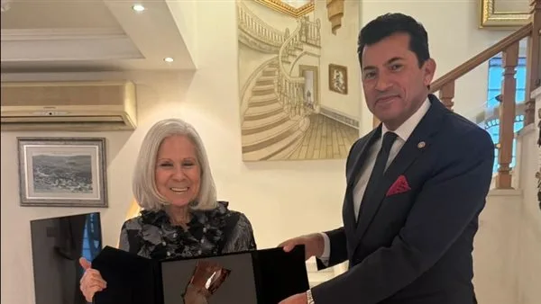 وزير الرياضة يمنح السفيرة هيفاء أبو غزالة تكريمًا لجهودها في جامعة الدول العربية