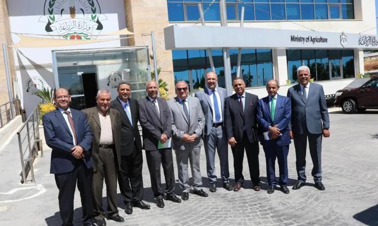 وزير الزراعة الأردني يناقش فرص التعاون مع مدير مركز الأبحاث الزراعية وزير الزراعة الأردني يناقش فرص التعاون مع مدير مركز الأبحاث الزراعية