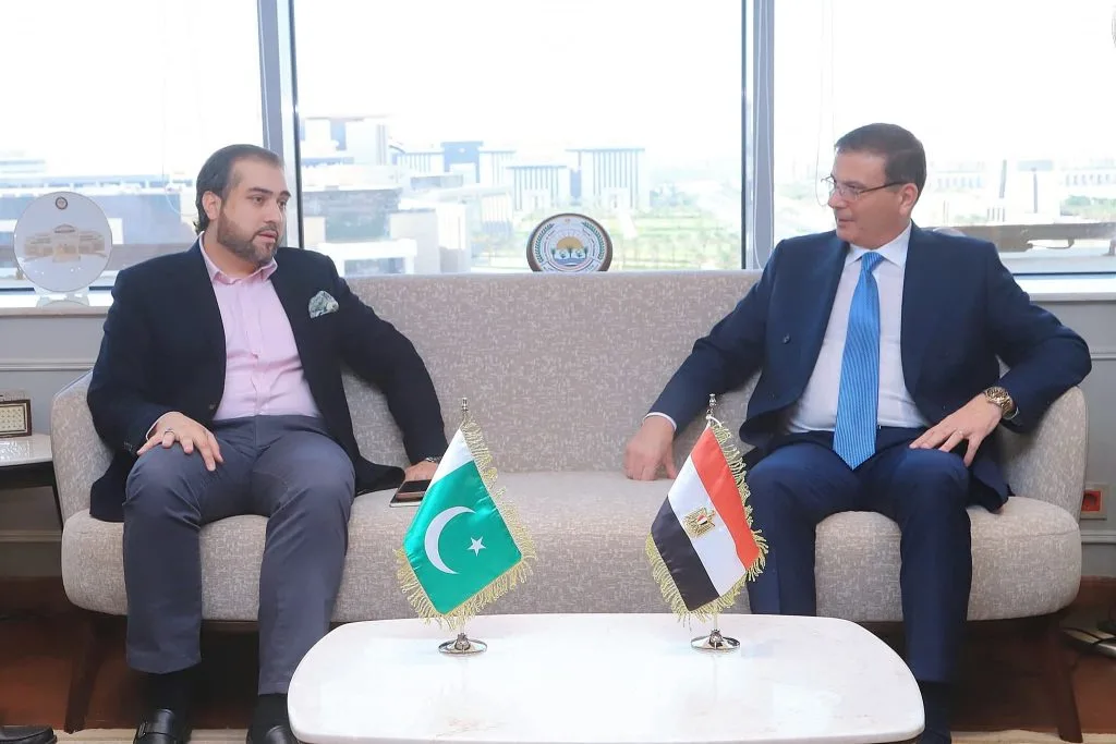 وزير الزراعة يناقش مع نظيره من إقليم بنجاب الباكستاني تعزيز الشراكة الزراعية وتبادل المعرفة. وزير الزراعة يناقش مع نظيره من إقليم بنجاب الباكستاني تعزيز الشراكة الزراعية وتبادل المعرفة.