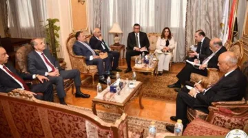 وزير الشئون البرلمانية والقانونية يستقبل وزيري الإسكان والتنمية المحلية