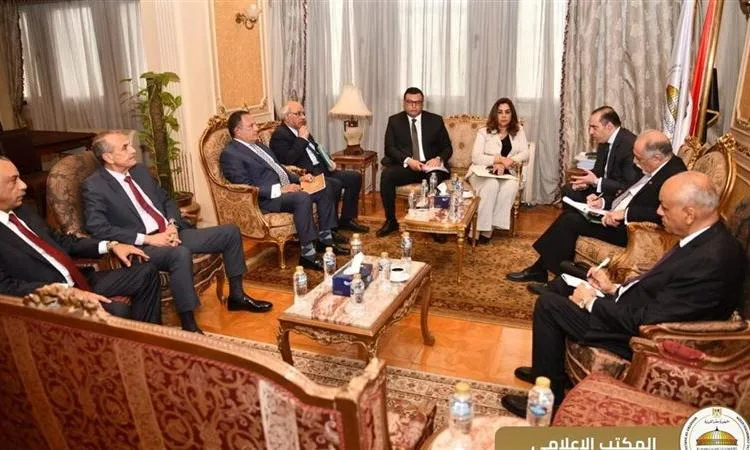وزير الشئون البرلمانية والقانونية يستقبل وزيري الإسكان والتنمية المحلية