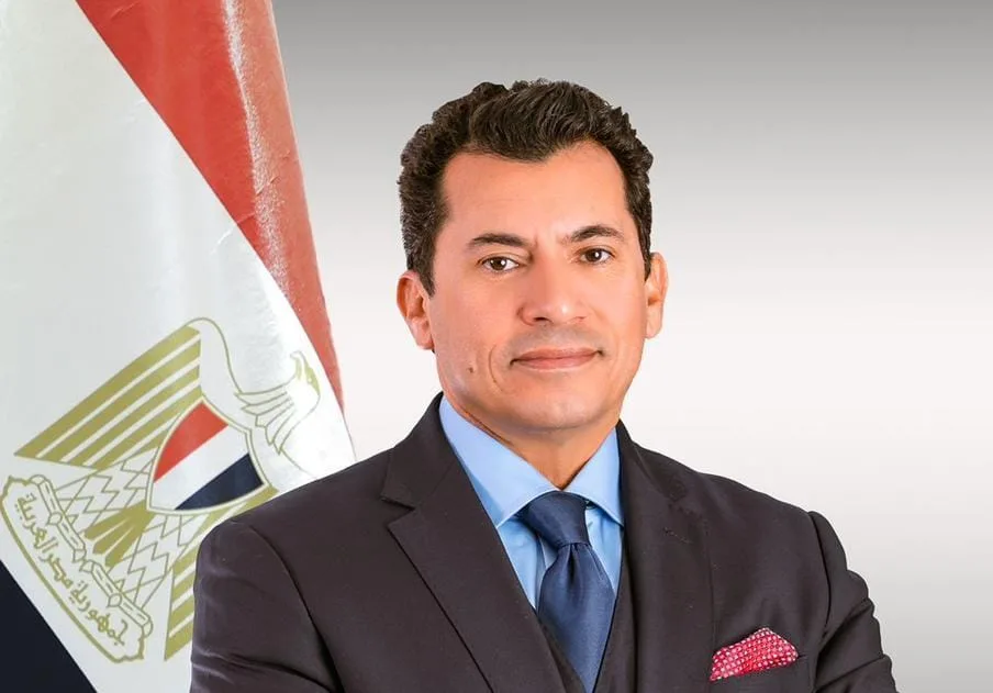 وزير الشباب والرياضة يراقب صحة الكابتن حسن شحاتة