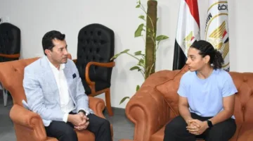 وزير الشباب والرياضة يستقبل لاعبة الإسكواش كنزي أيمن