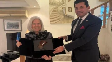 وزير الشباب يكرم السفيرة هيفاء أبو غزالة تقديراً لإسهاماتها في الجامعة العربية