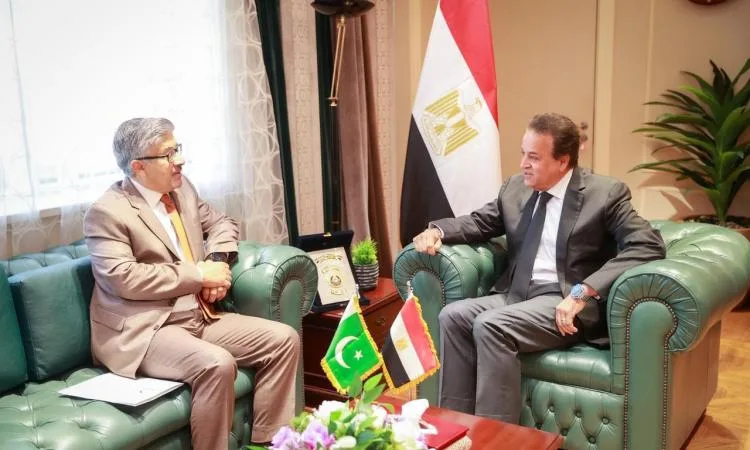 وزير الصحة يجتمع بالسفير الباكستاني لمناقشة سبل التعاون في مجالات الصحة وزير الصحة يجتمع بالسفير الباكستاني لمناقشة سبل التعاون في مجالات الصحة