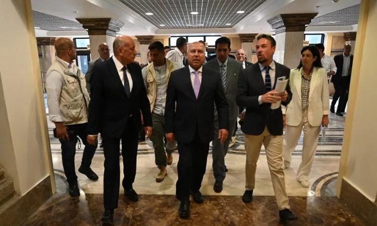وزير الصناعة والنقل يقوم بجولة في محطة الركاب السياحية بميناء الإسكندرية