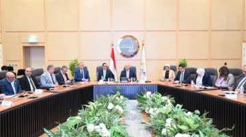 وزير الصناعة والنقل يناقش مع مصنعي السيارات التحديثات الجديدة في البرنامج الوطني لتطوير صناعة السيارات
