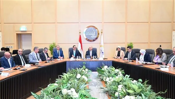 وزير الصناعة والنقل يناقش مع مصنعي السيارات التحديثات الجديدة في البرنامج الوطني لتطوير صناعة السيارات