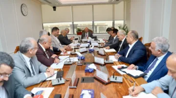 وزير الصناعة يستعرض خطة لإنشاء مصنع كبير لمعدات المترو في برج العرب