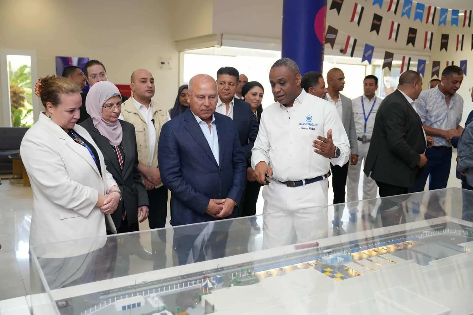 وزير الصناعة يقوم بجولة تفقدية في استثمارات مصنع مارس التي تصل إلى 450 مليون دولار خلال زيارته الرسمية الأولى وزير الصناعة يقوم بجولة تفقدية في استثمارات مصنع مارس التي تصل إلى 450 مليون دولار خلال زيارته الرسمية الأولى