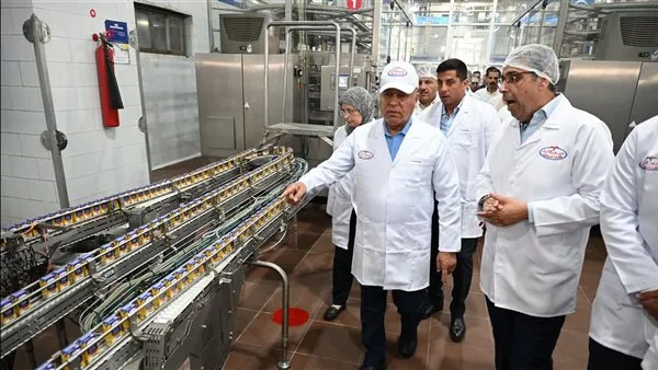 وزير الصناعة يقوم بجولة تفقدية لثلاثة مصانع في مجالات الأغذية والمعادن ومواد البناء في القليوبية