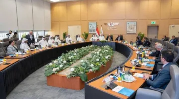 وزير الطيران المدني يلتقي وفدًا من قطر ويكشف عن مبادرة تعاون لتحديث المسارات الجوية