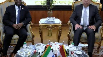 وزير الطيران المدني يناقش مع نظيره السيراليوني فرص التعاون بين البلدين