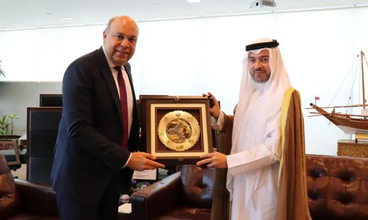وزير الطيران يستعرض أوجه التعاون مع رئيس الإدارة العامة للطيران المدني في الكويت