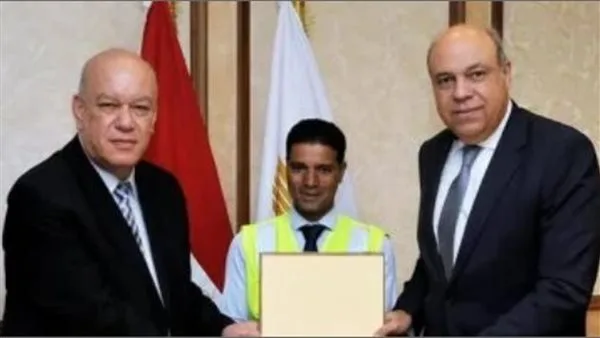 وزير الطيران يكرّم موظفًا في مطار القاهرة عثر على حقيبة تحتوي على مجوهرات بقيمة 2.5 مليون جنيه وزير الطيران يكرّم موظفًا في مطار القاهرة عثر على حقيبة تحتوي على مجوهرات بقيمة 2.5 مليون جنيه