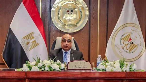 وزير العدل يُصدر 24 قرارًا لترقية 7131 موظفًا وزير العدل يُصدر 24 قرارًا لترقية 7131 موظفًا