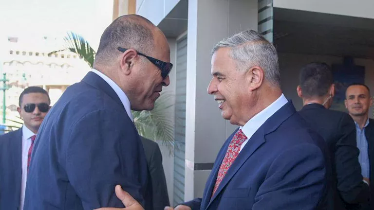 وزير العمل ومحافظ الإسكندرية يناقشان القضايا المشتركة الهامة وزير العمل ومحافظ الإسكندرية يناقشان القضايا المشتركة الهامة
