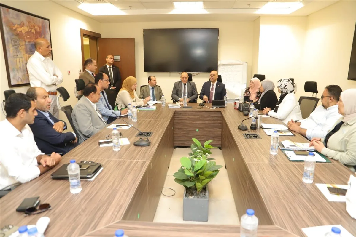 وزير العمل يشدد على زيادة حملات التفتيش لضمان تطبيق الحد الأدنى للأجور في القطاع الخاص