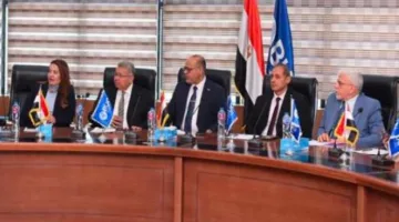 وزير العمل يوزع شهادات التدريب على خريجي وطلاب قسم الجغرافيا في جامعة بدر
