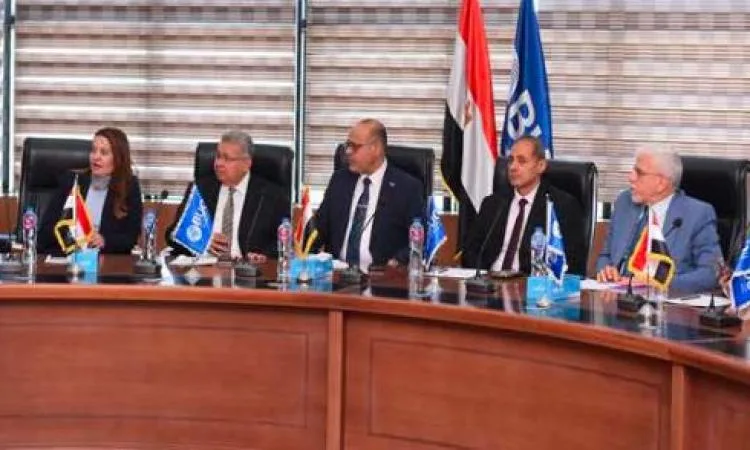 وزير العمل يوزع شهادات التدريب على خريجي وطلاب قسم الجغرافيا في جامعة بدر وزير العمل يوزع شهادات التدريب على خريجي وطلاب قسم الجغرافيا في جامعة بدر