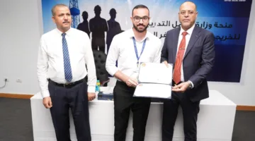 وزير العمل يوزع شهادات على خريجي الدورات التدريبية المجانية في مجالات خدمات النفط بمركز “شركة الحفر المصرية”