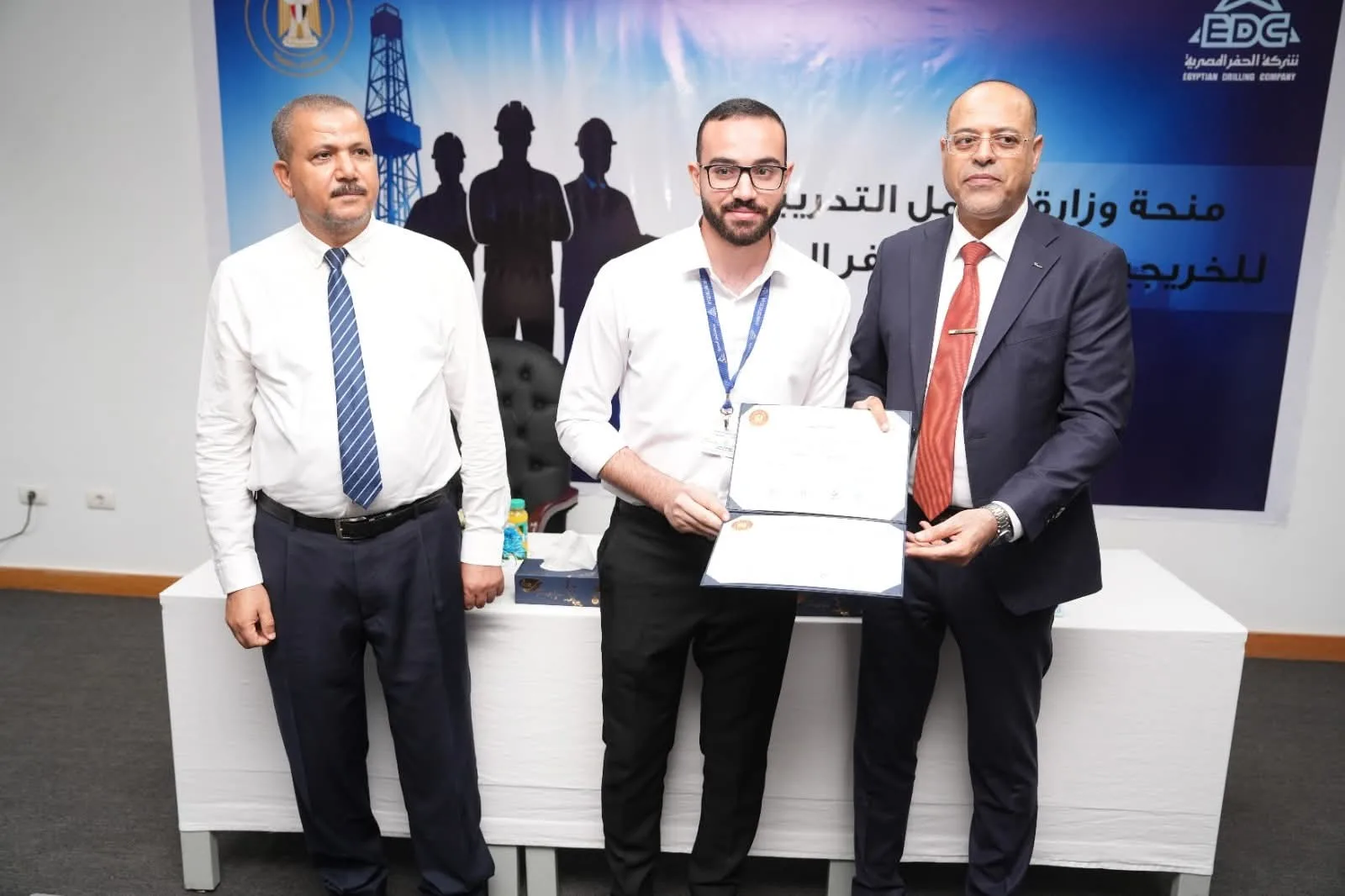وزير العمل يوزع شهادات على خريجي الدورات التدريبية المجانية في مجالات خدمات النفط بمركز “شركة الحفر المصرية”