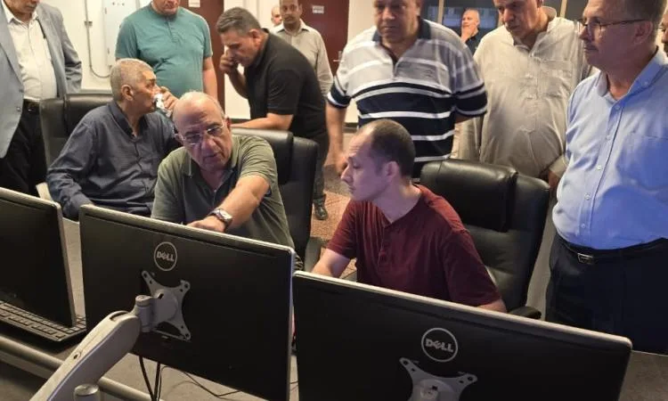 وزير الكهرباء يقوم بجولة ميدانية في محطة الكهرباء المركبة بالشباب في منطقة القصاصين وزير الكهرباء يقوم بجولة ميدانية في محطة الكهرباء المركبة بالشباب في منطقة القصاصين