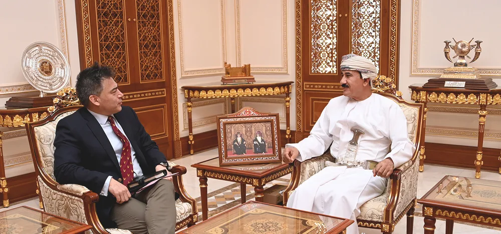 وزير المكتب السلطاني يستقبل القائد العام للقوات الخاصة البريطانية وزير المكتب السلطاني يستقبل القائد العام للقوات الخاصة البريطانية