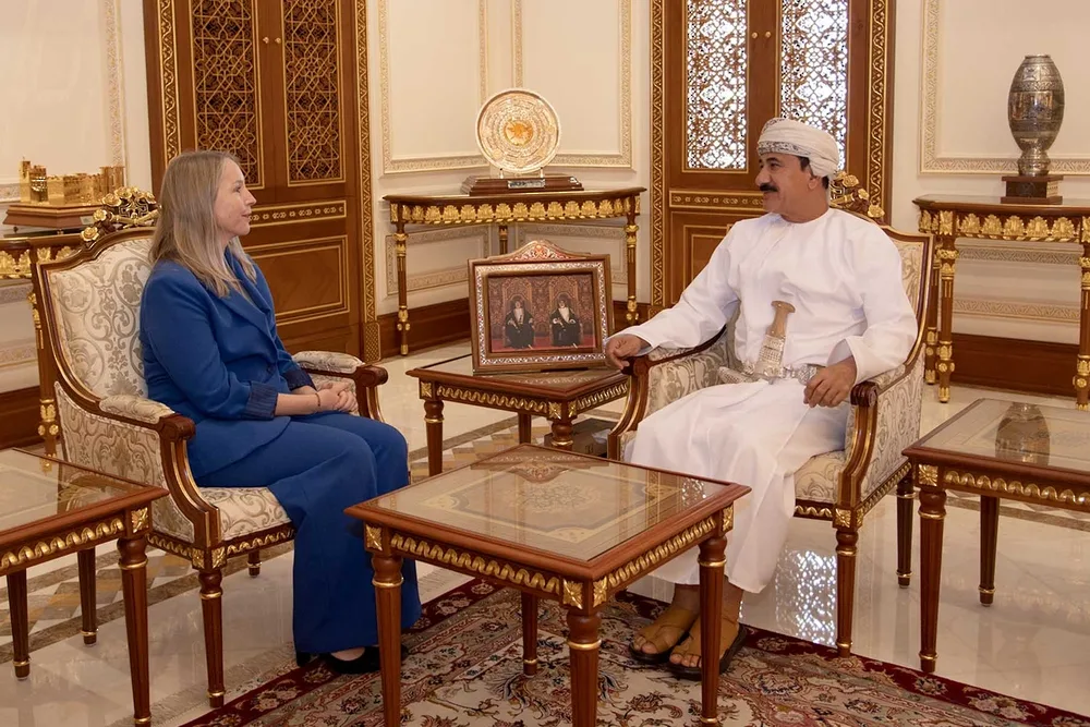 وزير المكتب السلطاني يَسْتَقْبِلُ وداعَ سفيرة مملكة هولندا