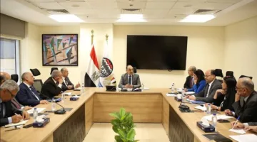 وزير قطاع الأعمال يشدد على ضرورة تقوية التعاون مع القطاع الخاص وجذب الاستثمارات.